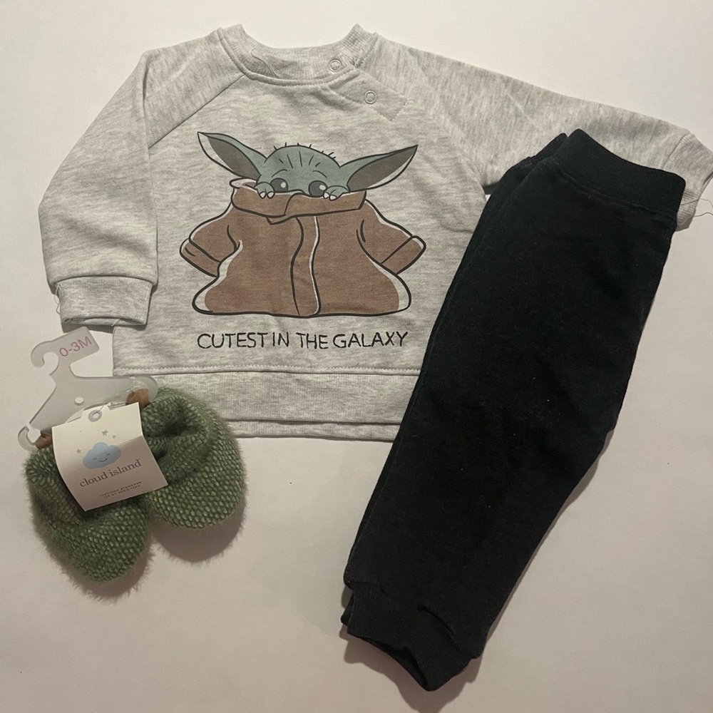 Star Wars Sweatshirt Pants Bootie Set Size 6-9 sweatshirt and pants, 0-3 booties